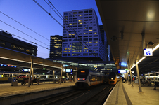 903006 Gezicht op het 7e (rechts) en 8e perron van het Centraal Station te Utrecht (Utrecht Centraal), tijdens de ...